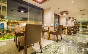 โรงแรมนิว ซีซั่น สแควร์ (SHA Extra Plus)